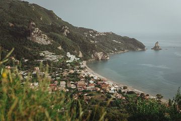 Blick von oben auf Agios Gordios Griechische Insel Korfu | Reisefotografie Fine Art Fotodruck | Grie von Sanne Dost