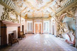 Verlassenes Schloss mit Pferdestatue.