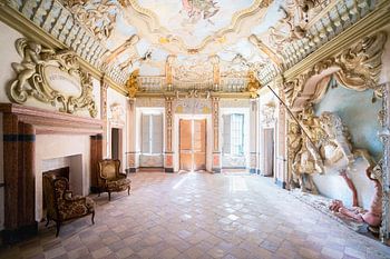 Verlassenes Schloss mit Pferdestatue.
