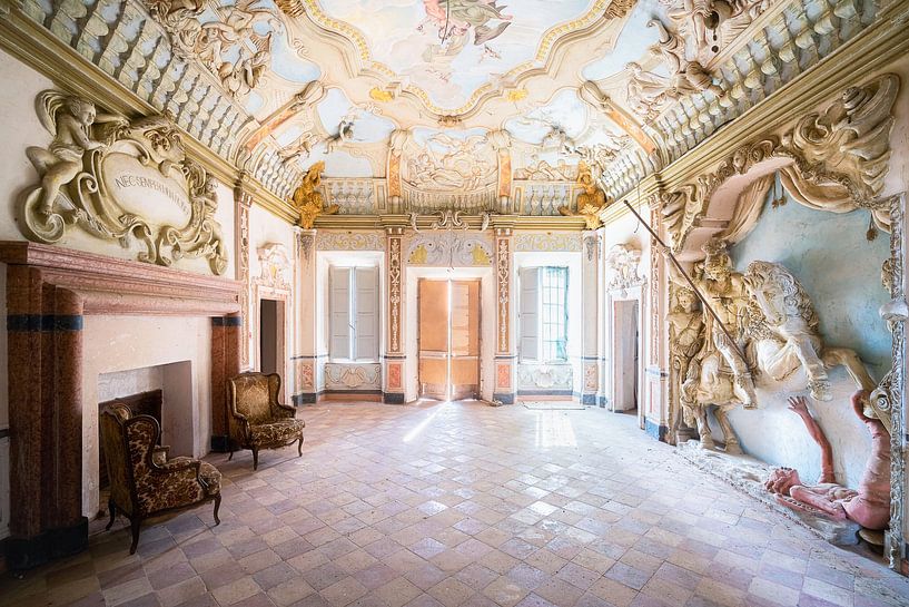 Château abandonné avec statue de cheval. par Roman Robroek - Photos de bâtiments abandonnés