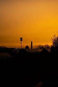 Zonsondergang met een topje van de kerk van Sharon Kastelijns