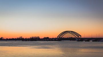 Zwolle - IJsselbrücke bei Sonnenuntergang von Mitchell Molenhuis
