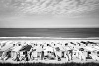 Zeezicht in Zandvoort met strandhuisjes in zwart wit B/W
