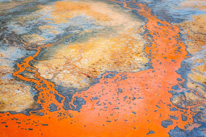 Orangefarbener Strom von Mineralien von Wouter Kuin