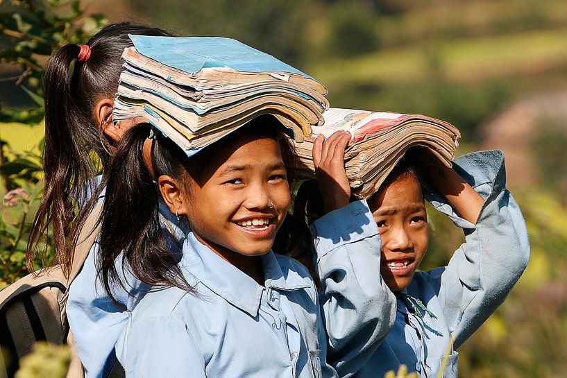 Schulmädchen in Nepal von Michelle Peeters