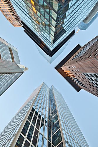 Look up in der Skyline der modernen Metropole Frankfurt am Main von Fotos by Jan Wehnert