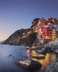 Die Stadt Riomaggiore bei Sonnenuntergang. Cinque Terre, Italien