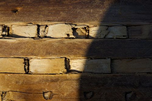 Houten schilderij in zon en schaduw