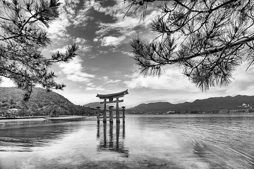 Historisch Itsukushima heiligdom op het eiland Miyajima | monochroom