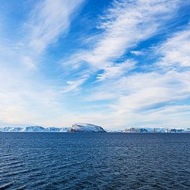 Berge und Felsen im Winter nahe Hammerfest in Norwegen von Rico Ködder