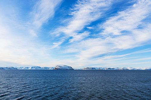 Montagnes et rochers en hiver près de Hammerfest en Norvège