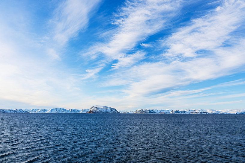 Bergen en rotsen in de winter bij Hammerfest in Noorwegen van Rico Ködder