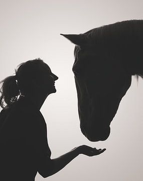 Fine Art silhouette vrouw en paard van Yvonne van de Kop