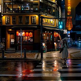Avondregen bij een kruispunt in Tokyo van Marco Leeggangers