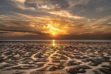 Coucher de soleil sur la mer des Wadden près du Koehoal frison sur Harrie Muis