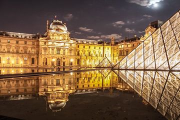 Glazen piramide op de binnenplaats van het Musée du Louvre, Parijs van Christian Müringer