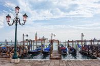 Gondels langs de kade in Venetië van Arja Schrijver Fotografie thumbnail