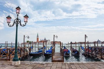 Gondeln am Kai in Venedig