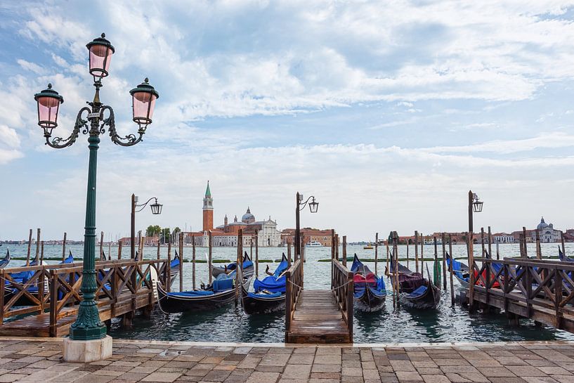 Gondels langs de kade in Venetië van Arja Schrijver Fotografie