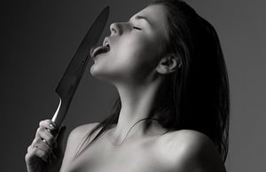 Erotik Frau mit Messer