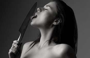 Erotik Frau mit Messer