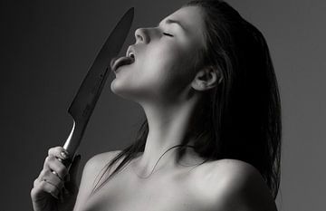 Erotische vrouw met mes van Alex Neumayer
