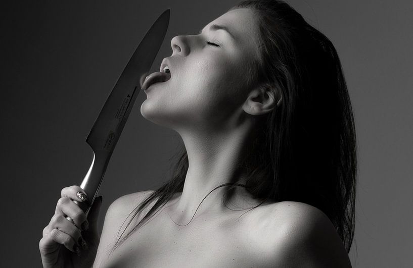 Erotik Frau mit Messer von Alex Neumayer