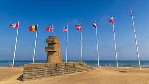 Flaggen wehen an der Gedenkstätte Juno Beach in der Normandie