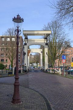 Houten brug bij Zandhoek Amsterdam van Peter Bartelings