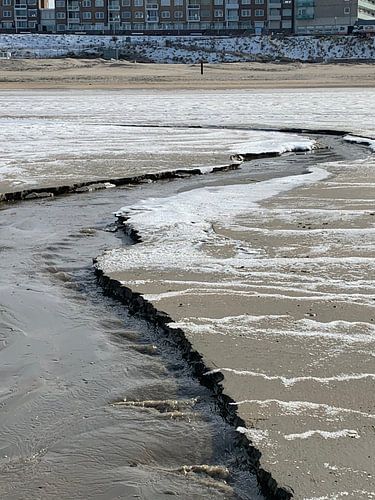 Strand met temperatuur onder nul.