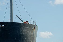 Der Matrose an Deck auf dem Weg zur Schleuse von scheepskijkerhavenfotografie
