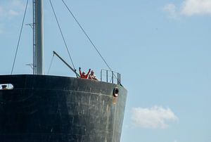 Der Matrose an Deck auf dem Weg zur Schleuse