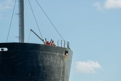 De zeeman aan dek onderweg naar de sluis