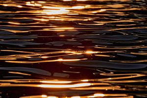 Relfexionen im Morgenlicht auf dem Meer