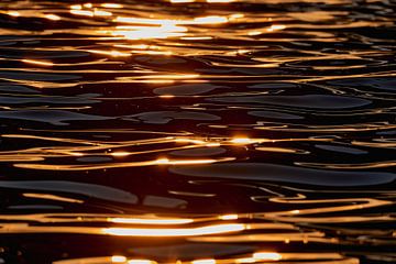 Reflecties in het ochtendlicht op de zee van Stefan Dinse