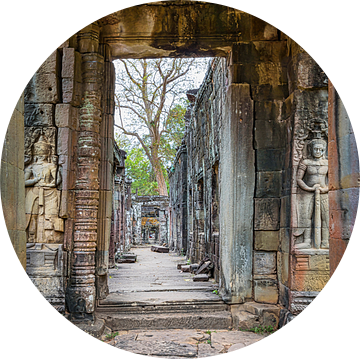 Doorkijkje in de tempel, Cambodja van Rietje Bulthuis