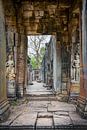 Doorkijkje in de tempel, Cambodja van Rietje Bulthuis thumbnail