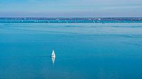 Zeilboot bij Balatonmeer in Hongarije van Jessica Lokker thumbnail