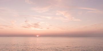 Sonnenuntergang in Pastellrosa. von Alie Ekkelenkamp