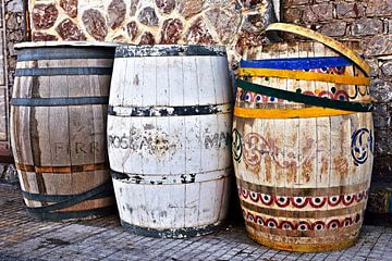 Bunte Sizilianische Holzfässer 