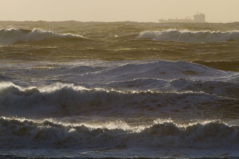 Branding tijdens storm met zonsondergang en visserschip van Menno van Duijn