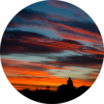 Kleurrijke zonsondergang met silhouet van de Sint-Martinuskerk van LiemersLandschap