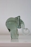 Vue latérale de la statue de l'éléphant de verre.