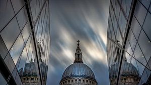 Wolken ziehen an der Kuppel der St. Paul's Cathedral vorbei