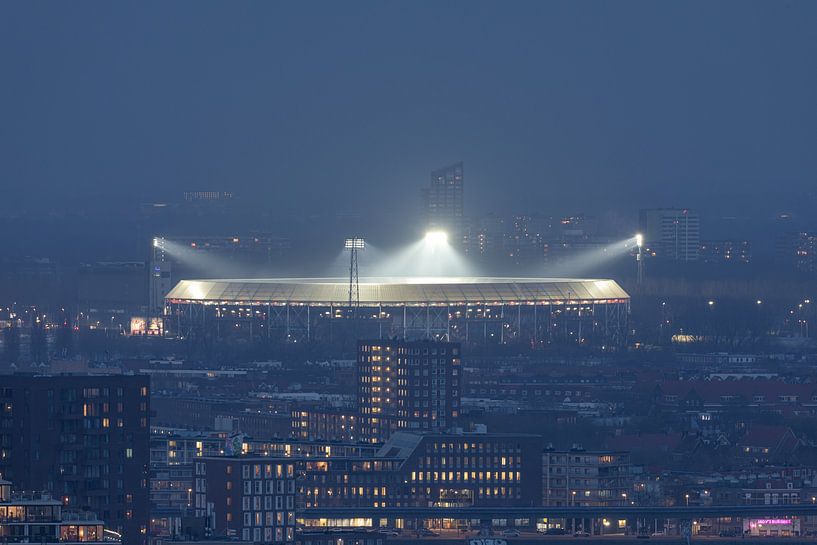 De verlichte Feijenoord Stadion De Kuip tijdens de klassieker van MS Fotografie | Marc van der Stelt