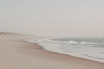 Wazige ochtend aan de oceaan van Monika Strigel
