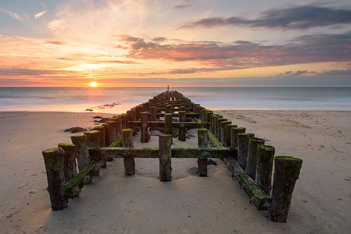 Golfbrekers Westkapelle tijdens zonsondergang