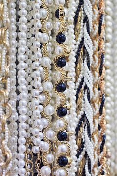 Close-up van opknoping strings van betoverende witte parels 1 van Tony Vingerhoets