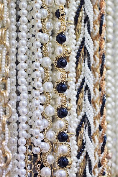 Close-up des Strings von glamourösen weißen Perlen hängen 1 von Tony Vingerhoets