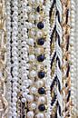 Close-up des Strings von glamourösen weißen Perlen hängen 1 von Tony Vingerhoets Miniaturansicht